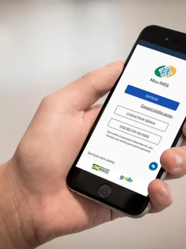 101731130-pessoa-segurando-telefone-celular-com-o-aplicativo-meu-inss-aberto.-1-